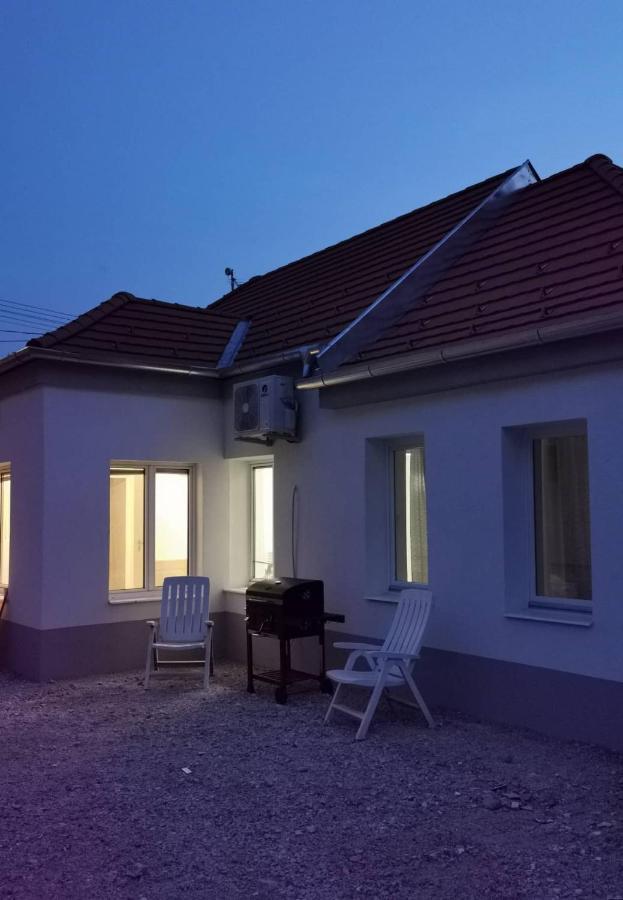 Tifani Apartman เคสเท ภายนอก รูปภาพ